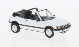 PCX 87 0501 Peugeot 205 cabriolet wit 1:87