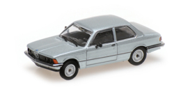870-020000 BMW 323i 1975 lichtblauw metallic 1:87