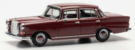 H420457-002 Mercedes Benz 200 Heckflosse rood 1:87