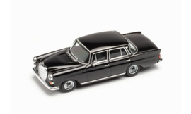 H420457 Mercedes Benz 200 Heckflosse zwart 1:87