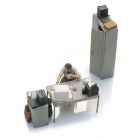 387 682  Kantoorinterieur met figuur HO 1:87
