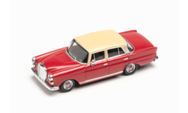 H430739 Mercedes Benz 200 Heckflosse rood/creme 1:87