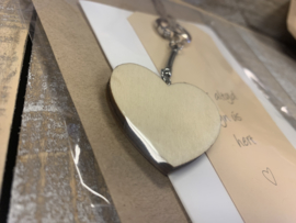 Kaart met houten hartsleutelhanger (fries)