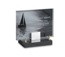 Monument Glas, boot, 15x20cm  en met eigen tekst