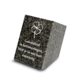 Massief blok (klavertje vier)  met eigen tekst | 8x11x 8cm
