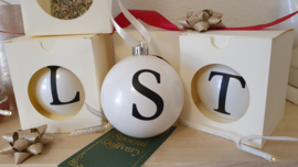 Kerstbal wit met letter