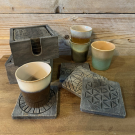 Houten onderzetters in houder