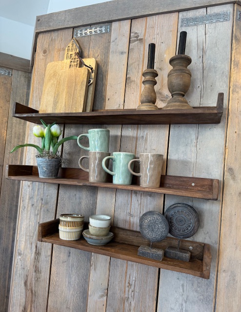 Oud houten robuuste wandplank