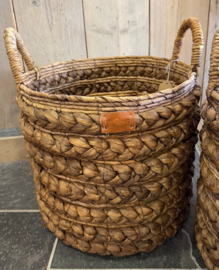Grove ronde rieten mand met handgrepen