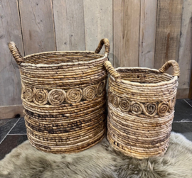 Grove rieten mand met handgrepen