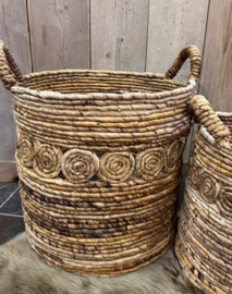 Grove rieten mand met handgrepen