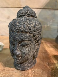 klein buddha van steen