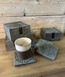 Houten onderzetters in houder