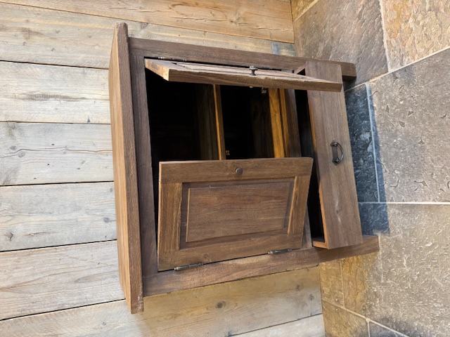 Teak kastje met deurtjes en lade