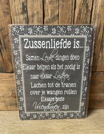 Tekstbordje Zussenliefde is...