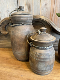 Oud houten pot met deksel aan touw