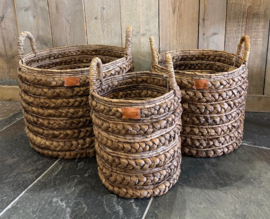 Grove ronde rieten mand met handgrepen