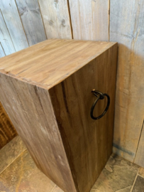 Houten zuil / pilaar / sokkel met ringen