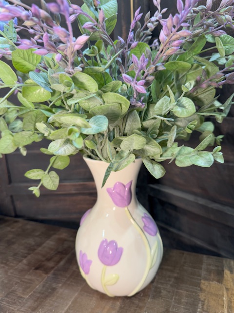 Wit vaasje met lila tulp
