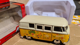 VolkswagenT1 hippie bus combi merk Welly schaal 1 op 34 geel wit