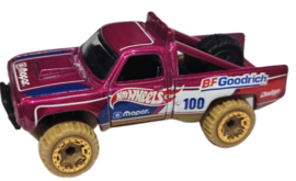 Hot Wheels 87 Dodge D100 1 op 64