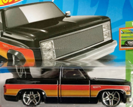 Hot Wheels 83 Chevrolet Silverado schaal 1 op 64