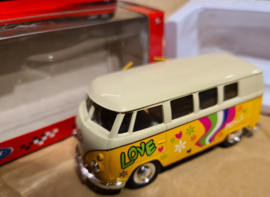 VolkswagenT1 hippie bus combi merk Welly schaal 1 op 34 geel wit