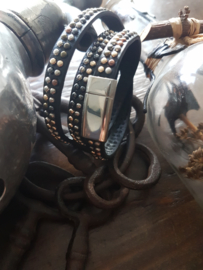 Zwart Leren wikkelarmband met dubbele rij studs en magneetsluiting.