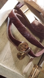 Wikkelarmband, leer bruin (Vacht) met koperen bedels en magneetsluiting
