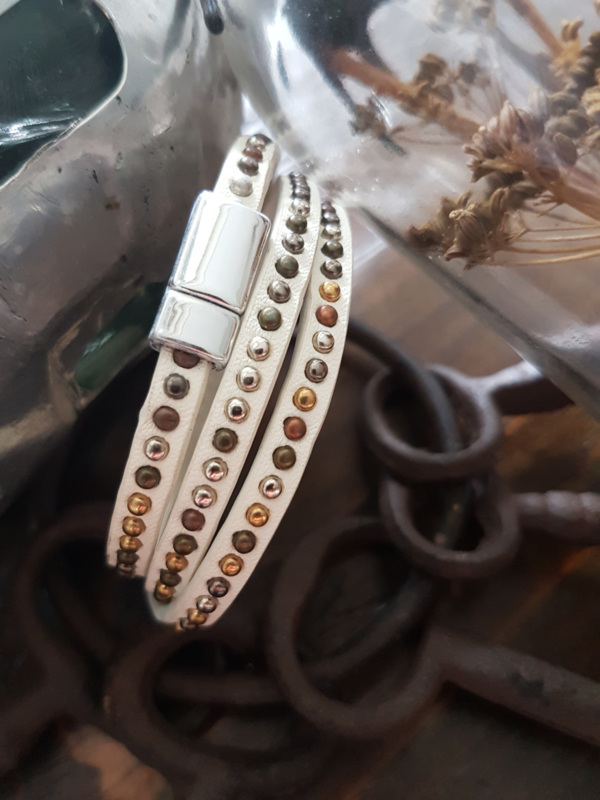 Witte wikkelarmband met enkele rij studs en magneetsluitng