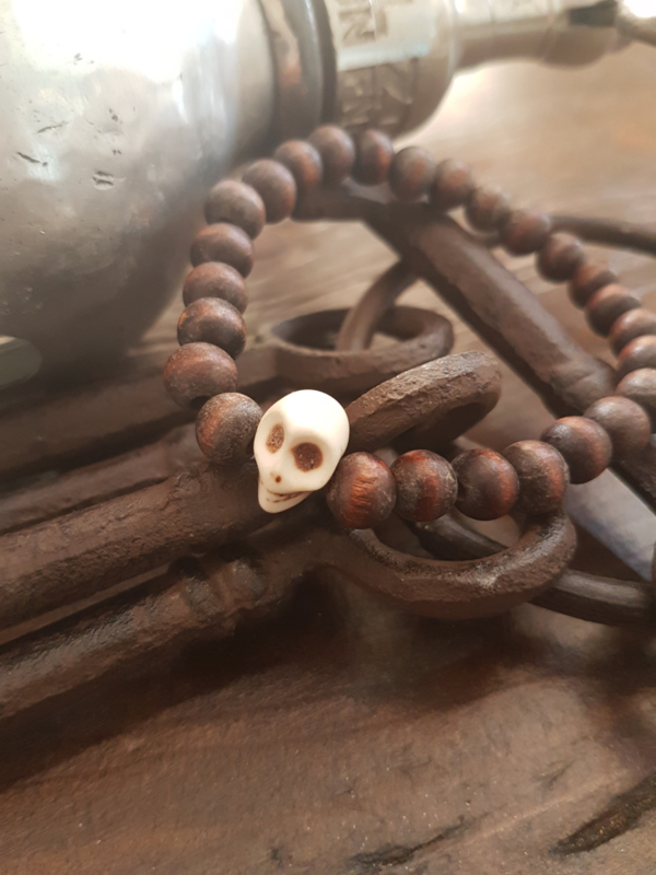 Bruine houten armband met skull