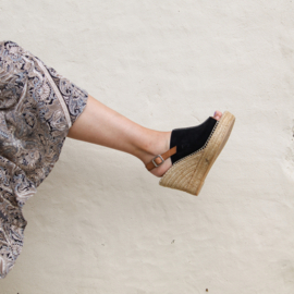 Lynn wedge espadrille in 'Black'