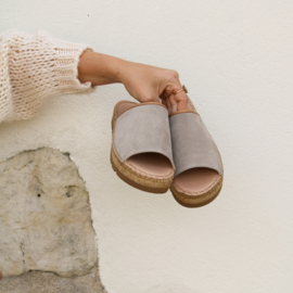 Levi Vaq platte espadrilles in 'Taupe'