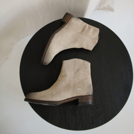 Sylvia slanke laarzen in 'Earth' suede 