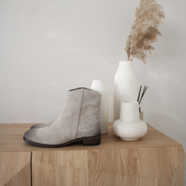 Sylvia slanke laarzen in 'Earth' suede 