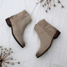 Sylvia slanke laarzen in 'Earth' suede 