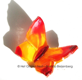 Kleine oranje vlinder met rode accenten