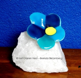 Blauw/aqua bloem op een stuk bergkristal