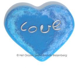 speels blauw hart met de tekst "love"