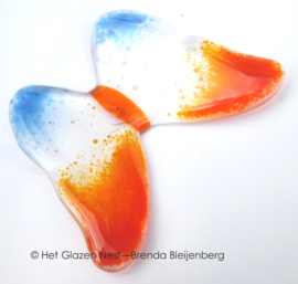 Vliegende glasvlinder in oranje, blank en blauw