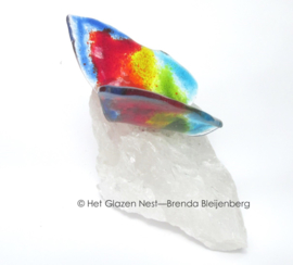 glasvlindertje in bonte kleuren op bergkristal