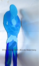 blauw sculptuur "ouder en kind"