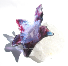 bloemetje in paars en lila op bergkristal