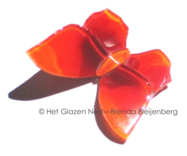 Glazen vlindertje in rood en oranje kleuren