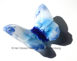 Kleine vlinder in wit en aqua glaskleuren