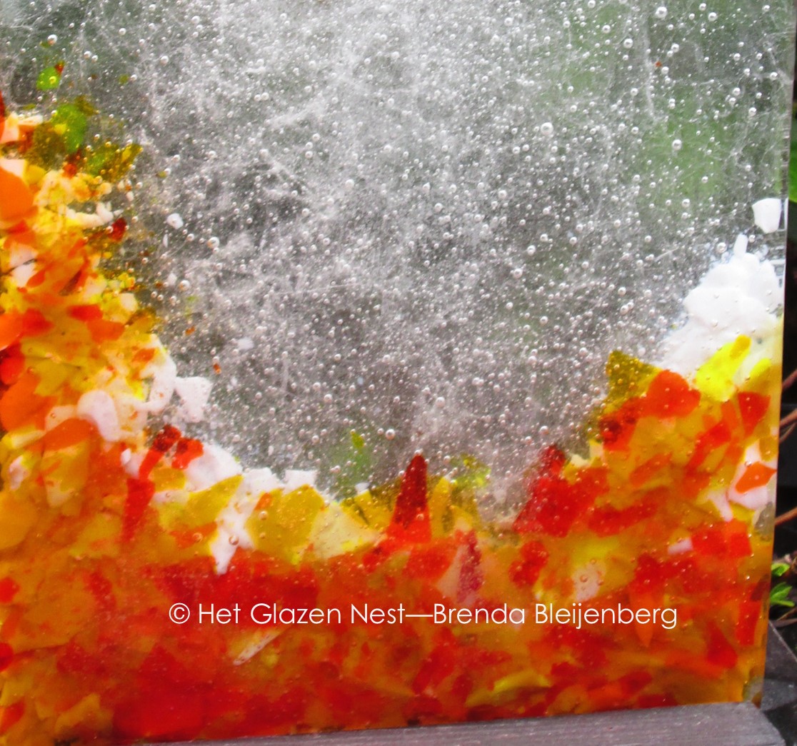 grillige object in blank en oranje glas