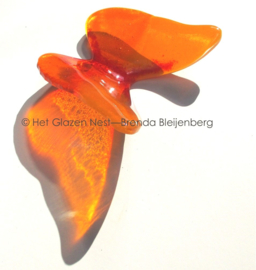 Vlinder in rustig oranje glas