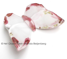 Kleine vlinder met roze accenten