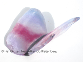 Klein glazen vlindertje in lavendel en roze