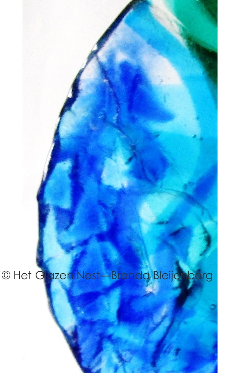blauwe cirkel in grillig glas